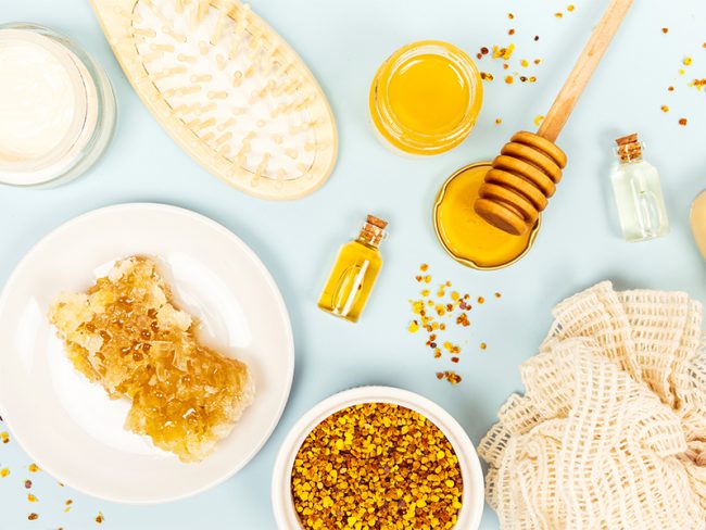 موم عسل چطور میتواند به رفع خشکی پا کمک کند؟ موم عسل چطور میتواند به رفع خشکی پا کمک کند؟